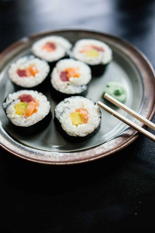¿Cuál es el mejor método para hacer sushi en casa?