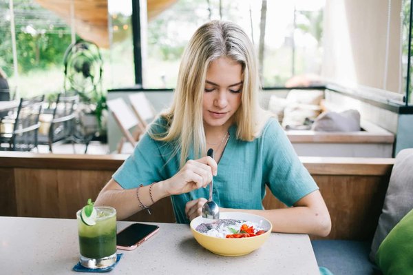 ¿Cómo perfeccionar tu técnica de saque en tenis?