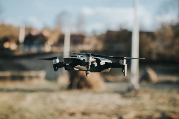 ¿Cómo puede una empresa optimizar sus procesos logísticos mediante el uso de drones?
